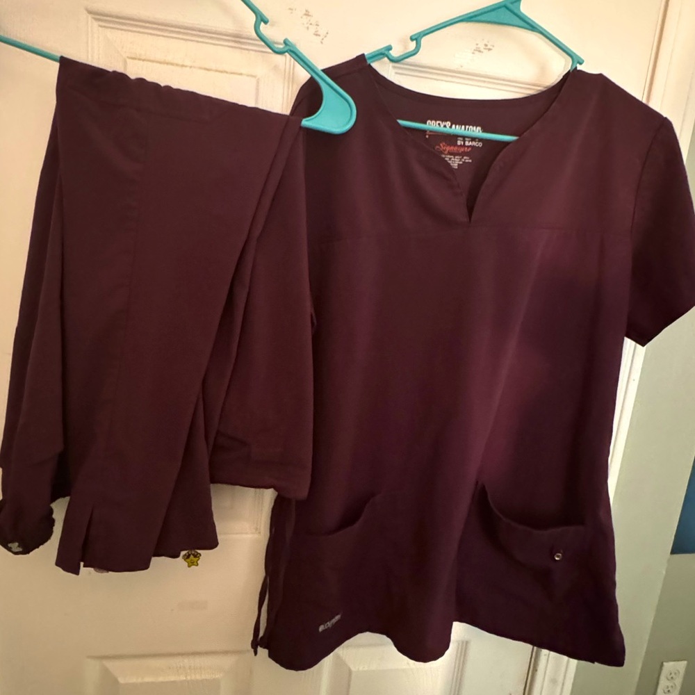 Grey’s Anatomy scrub set burgundy M, GUC Any 2 sets 2/$25